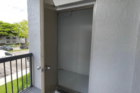 Снять в аренду кондоминиум в Корал-Спрингс, Флорида 2 спальни, 103.49м2, № 2003691 - фото 23