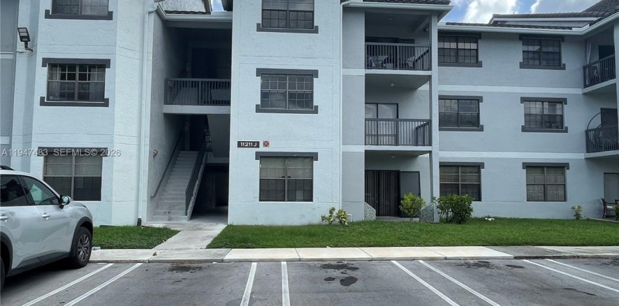 Кондоминиум с 2 спальнями в Корал-Спрингс, Флорида № 2003691