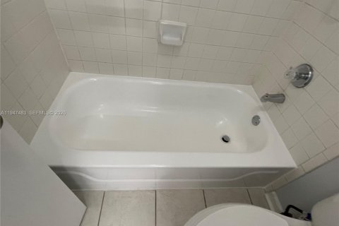 Снять в аренду кондоминиум в Корал-Спрингс, Флорида 2 спальни, 103.49м2, № 2003691 - фото 19