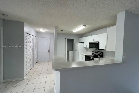 Снять в аренду кондоминиум в Корал-Спрингс, Флорида 2 спальни, 103.49м2, № 2003691 - фото 9