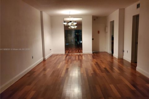 Condo in Sunny Isles Beach, Florida, 1 bedroom  № 1882494 - photo 17