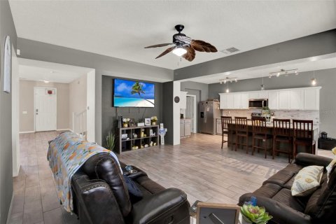 House in Davenport, Florida 5 bedrooms, 288.18 sq.m. № 1677134 - photo 3