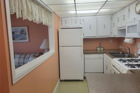 Condo in Saint Petersburg, Florida, 1 bedroom № 2237457 - photo 4