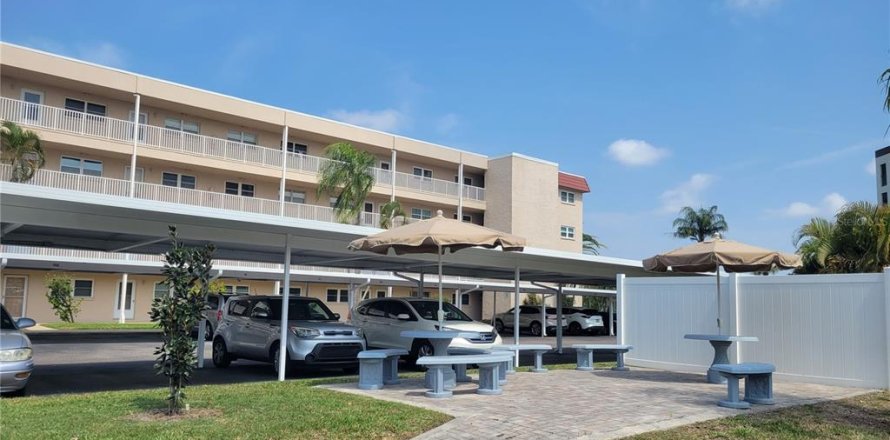 Condo in Saint Petersburg, Florida, 1 bedroom № 2237457