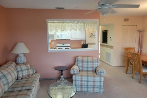 Condo in Saint Petersburg, Florida, 1 bedroom № 2237457 - photo 12