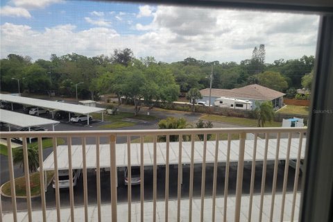 Condo in Saint Petersburg, Florida, 1 bedroom № 2237457 - photo 24