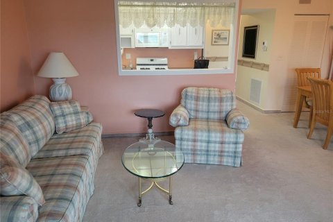 Condo in Saint Petersburg, Florida, 1 bedroom № 2237457 - photo 9