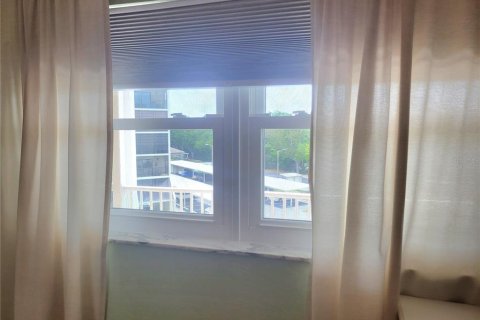 Condo in Saint Petersburg, Florida, 1 bedroom № 2237457 - photo 22