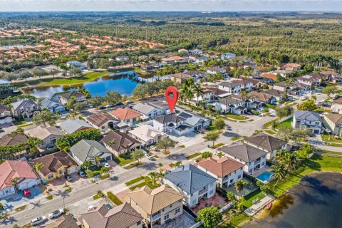 Casa en venta en Miami, Florida, 5 dormitorios, 220.36 m2 № 2053373 - foto 6