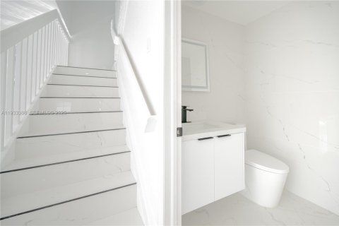 Casa en venta en Miami, Florida, 5 dormitorios, 220.36 m2 № 2053373 - foto 14