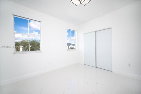 Casa en venta en Miami, Florida, 5 dormitorios, 220.36 m2 № 2053373 - foto 20
