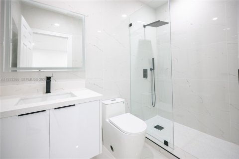 Casa en venta en Miami, Florida, 5 dormitorios, 220.36 m2 № 2053373 - foto 23
