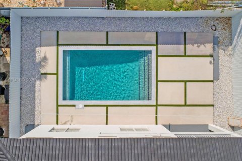 Casa en venta en Miami, Florida, 5 dormitorios, 220.36 m2 № 2053373 - foto 4