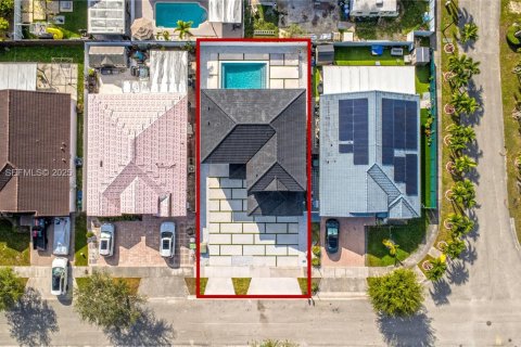 Casa en venta en Miami, Florida, 5 dormitorios, 220.36 m2 № 2053373 - foto 3