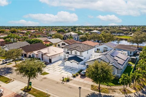 Casa en venta en Miami, Florida, 5 dormitorios, 220.36 m2 № 2053373 - foto 2