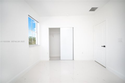 Casa en venta en Miami, Florida, 5 dormitorios, 220.36 m2 № 2053373 - foto 19