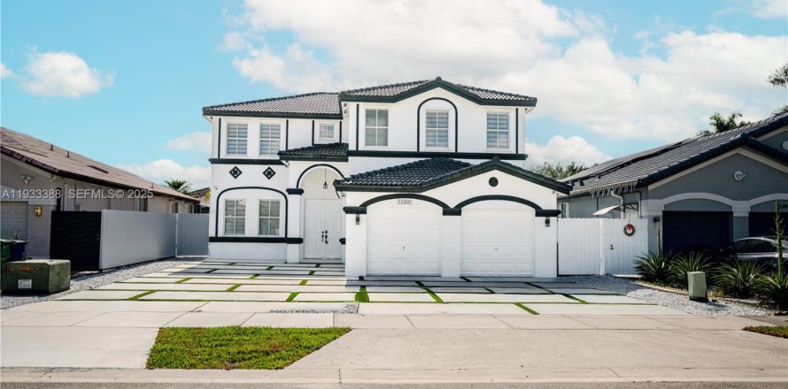 Casa en Miami, Florida 5 dormitorios, 220.36 m2 № 2053373