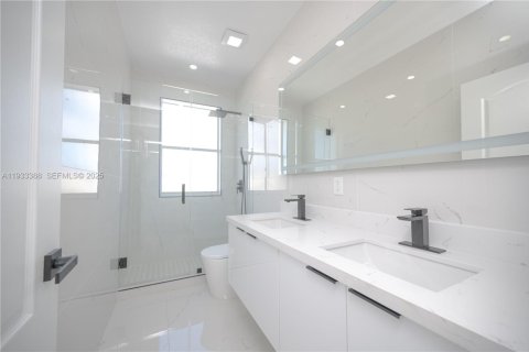 Casa en venta en Miami, Florida, 5 dormitorios, 220.36 m2 № 2053373 - foto 18