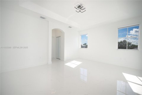 Casa en venta en Miami, Florida, 5 dormitorios, 220.36 m2 № 2053373 - foto 17