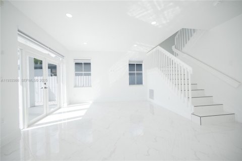 Casa en venta en Miami, Florida, 5 dormitorios, 220.36 m2 № 2053373 - foto 13