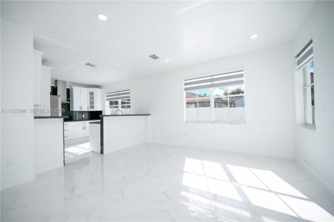 Casa en venta en Miami, Florida, 5 dormitorios, 220.36 m2 № 2053373 - foto 9