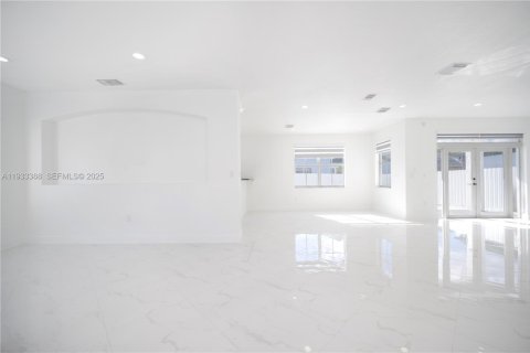 Casa en venta en Miami, Florida, 5 dormitorios, 220.36 m2 № 2053373 - foto 8