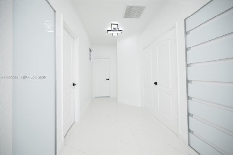 Casa en venta en Miami, Florida, 5 dormitorios, 220.36 m2 № 2053373 - foto 15