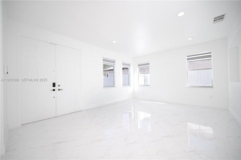 Casa en venta en Miami, Florida, 5 dormitorios, 220.36 m2 № 2053373 - foto 7