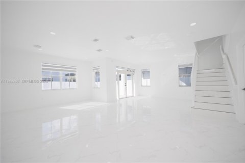 Casa en venta en Miami, Florida, 5 dormitorios, 220.36 m2 № 2053373 - foto 12