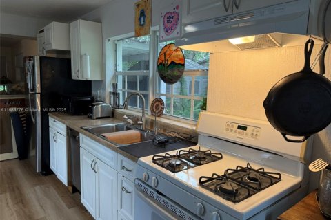 House in West Park, Florida 2 bedrooms, 106.84 sq.m. № 1929970 - photo 19