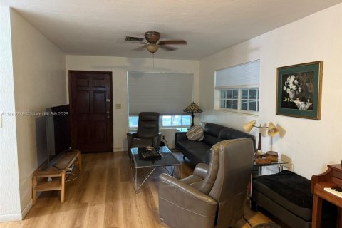 House in West Park, Florida 2 bedrooms, 106.84 sq.m. № 1929970 - photo 15