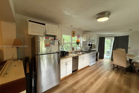 House in West Park, Florida 2 bedrooms, 106.84 sq.m. № 1929970 - photo 17