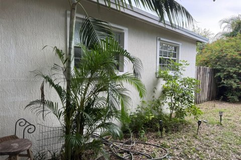 House in West Park, Florida 2 bedrooms, 106.84 sq.m. № 1929970 - photo 10