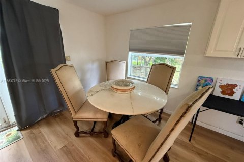House in West Park, Florida 2 bedrooms, 106.84 sq.m. № 1929970 - photo 24