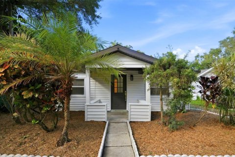 House in Saint Petersburg, Florida 3 bedrooms, 91.79 sq.m. № 2429389 - photo 2