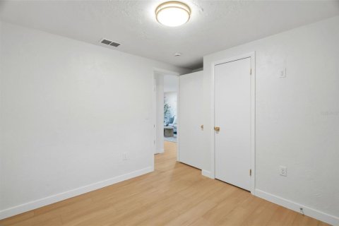 House in Saint Petersburg, Florida 3 bedrooms, 91.79 sq.m. № 2429389 - photo 9