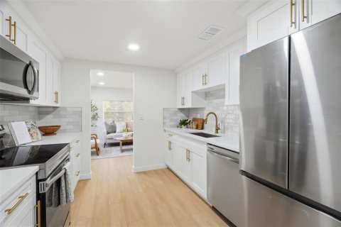 House in Saint Petersburg, Florida 3 bedrooms, 91.79 sq.m. № 2429389 - photo 13