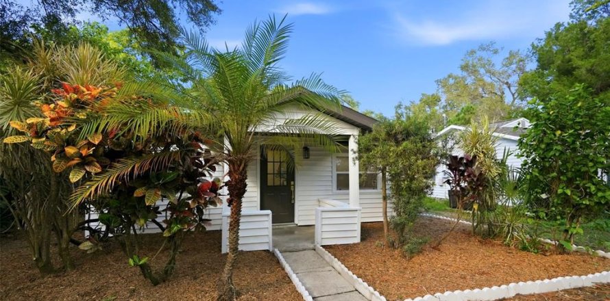 House in Saint Petersburg, Florida 3 bedrooms, 91.79 sq.m. № 2429389