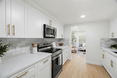 House in Saint Petersburg, Florida 3 bedrooms, 91.79 sq.m. № 2429389 - photo 14