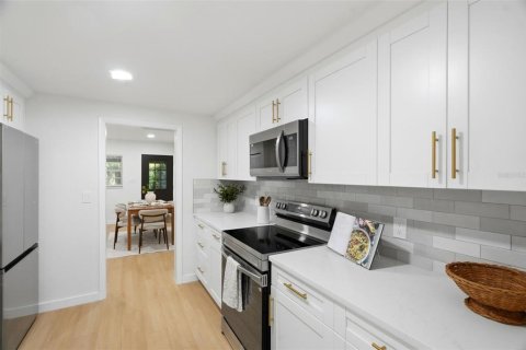 House in Saint Petersburg, Florida 3 bedrooms, 91.79 sq.m. № 2429389 - photo 12