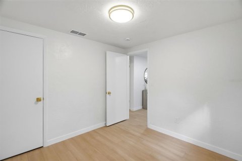House in Saint Petersburg, Florida 3 bedrooms, 91.79 sq.m. № 2429389 - photo 7