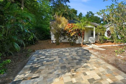 House in Saint Petersburg, Florida 3 bedrooms, 91.79 sq.m. № 2429389 - photo 3