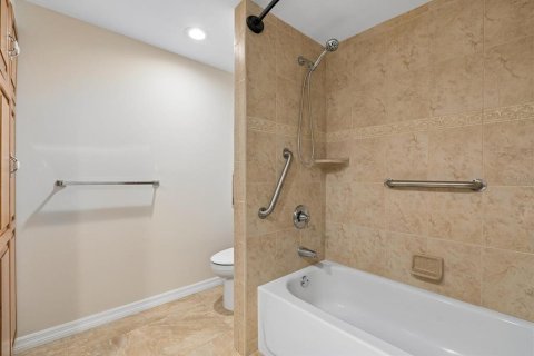 Condo in Belleair, Florida, 2 bedrooms  № 2430365 - photo 24