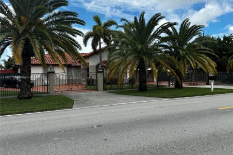 Купить виллу или дом в Майами, Флорида 4 спальни, 260.59м2, № 1896935 - фото 1