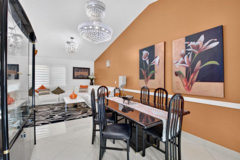 House in Boca Raton, Florida 3 bedrooms, 178.74 sq.m. № 2409432 - photo 11