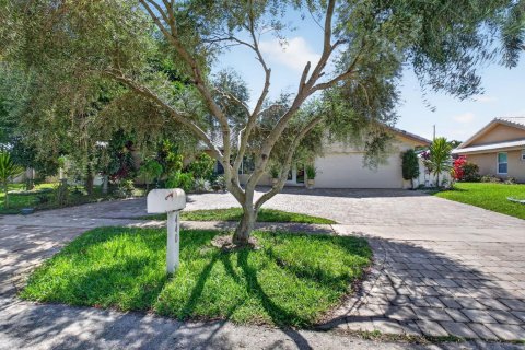 House in Boca Raton, Florida 3 bedrooms, 178.74 sq.m. № 2409432 - photo 2