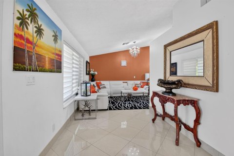 House in Boca Raton, Florida 3 bedrooms, 178.74 sq.m. № 2409432 - photo 6