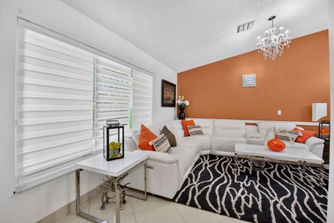 House in Boca Raton, Florida 3 bedrooms, 178.74 sq.m. № 2409432 - photo 7