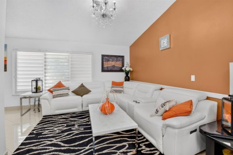 House in Boca Raton, Florida 3 bedrooms, 178.74 sq.m. № 2409432 - photo 9