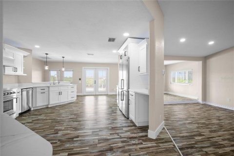 House in New Port Richey, Florida 3 bedrooms, 293.29 sq.m. № 1903873 - photo 4